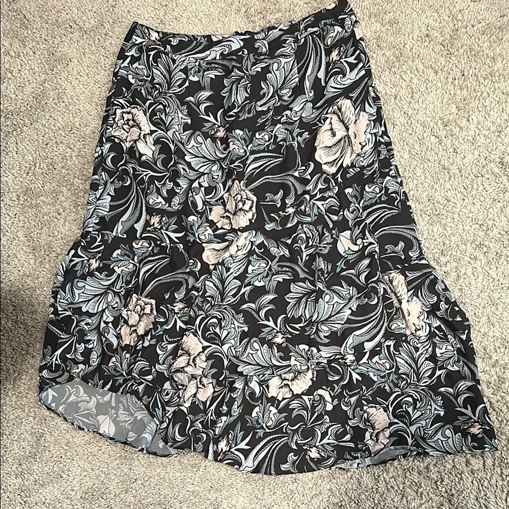Floral flowy tiered skirt. Zip up back. Size M. Worn once.